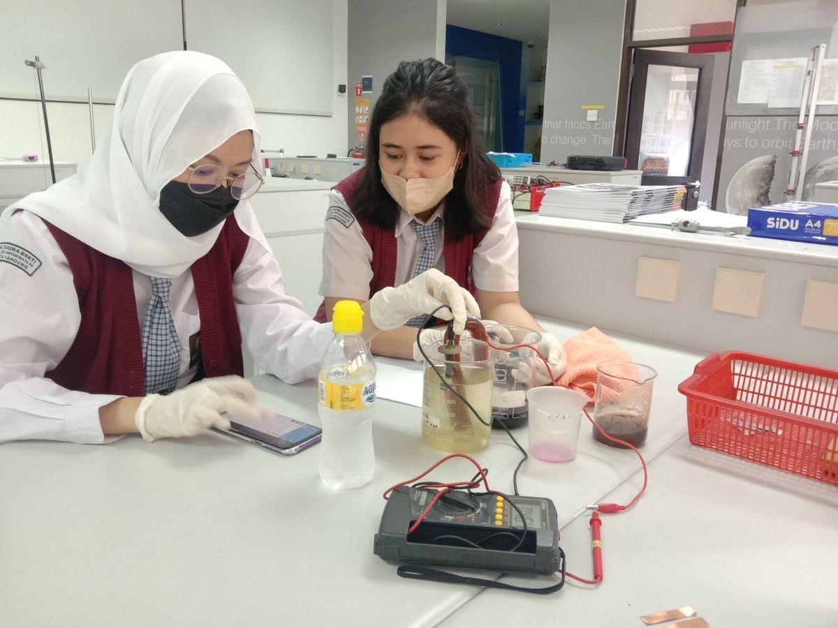 Siswa SMA mengikuti kegiatan penelitian dan olimpiade sains untuk mengembangkan prestasi akademik